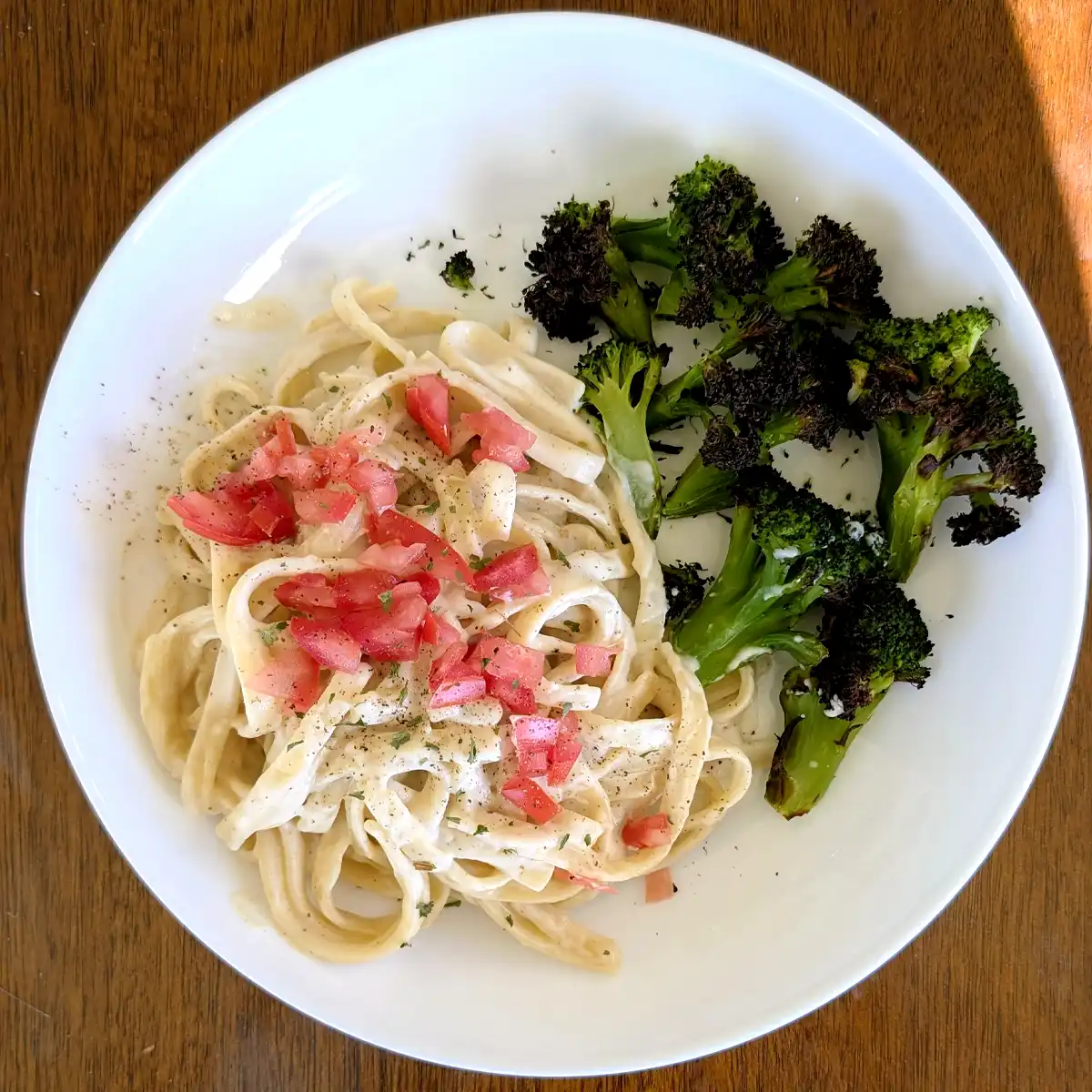 Fettuccine Alfredo Topped with Tomatoes & Parsley with Broccoli